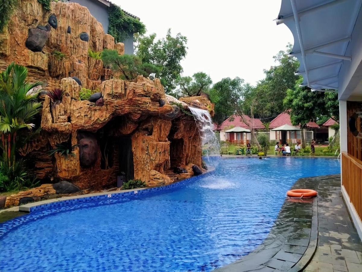Long Beach Hotel Pangandaran Buitenkant foto
