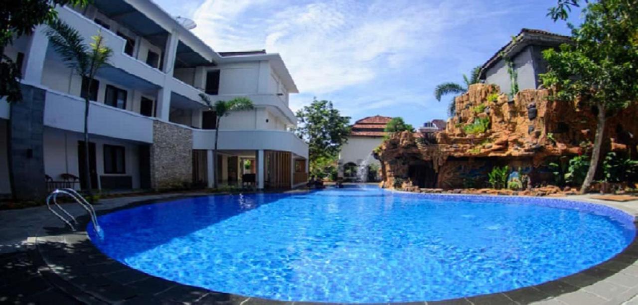 Long Beach Hotel Pangandaran Buitenkant foto